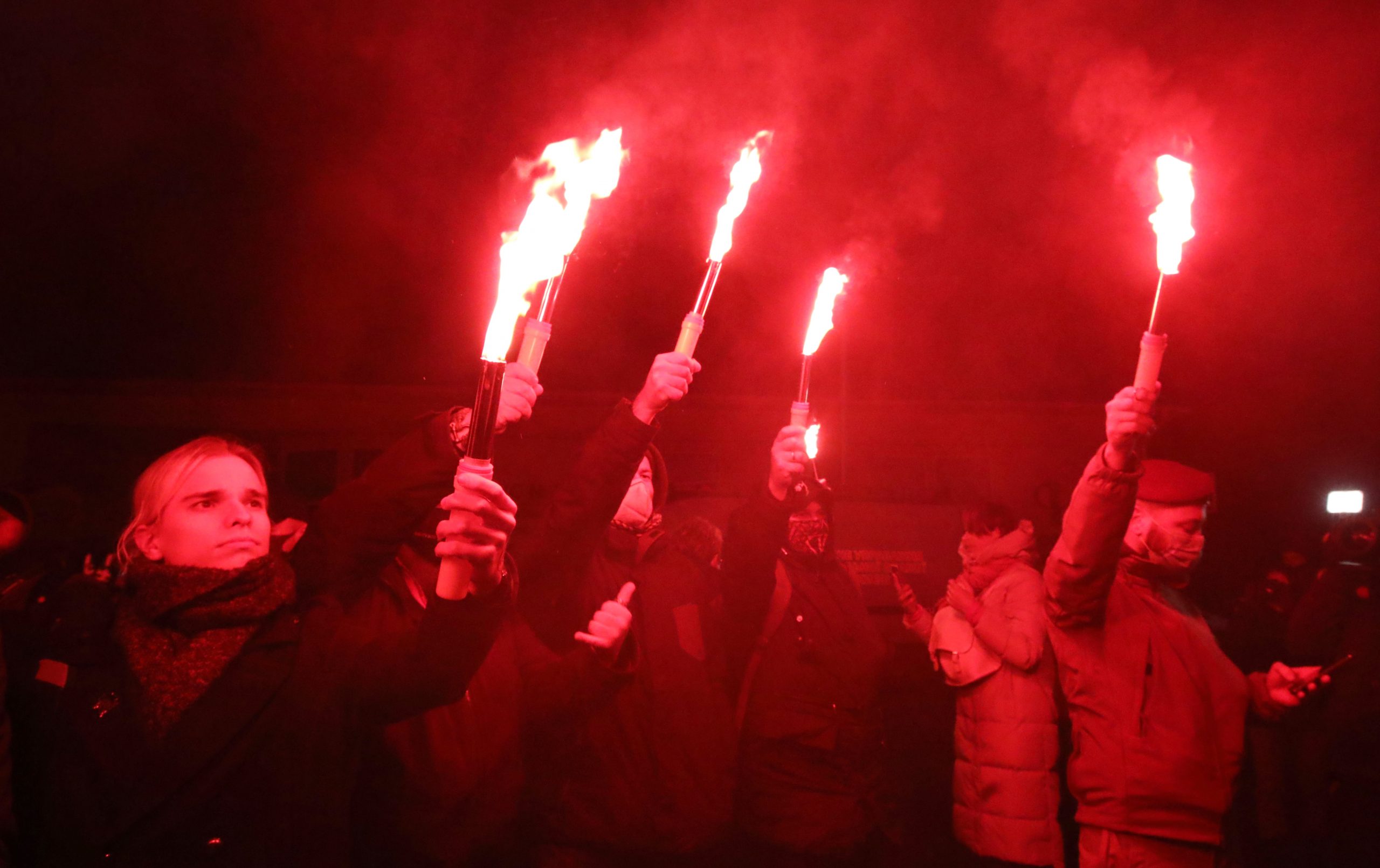 Зеленскому в Феофанию привезли шины и куски асфальта