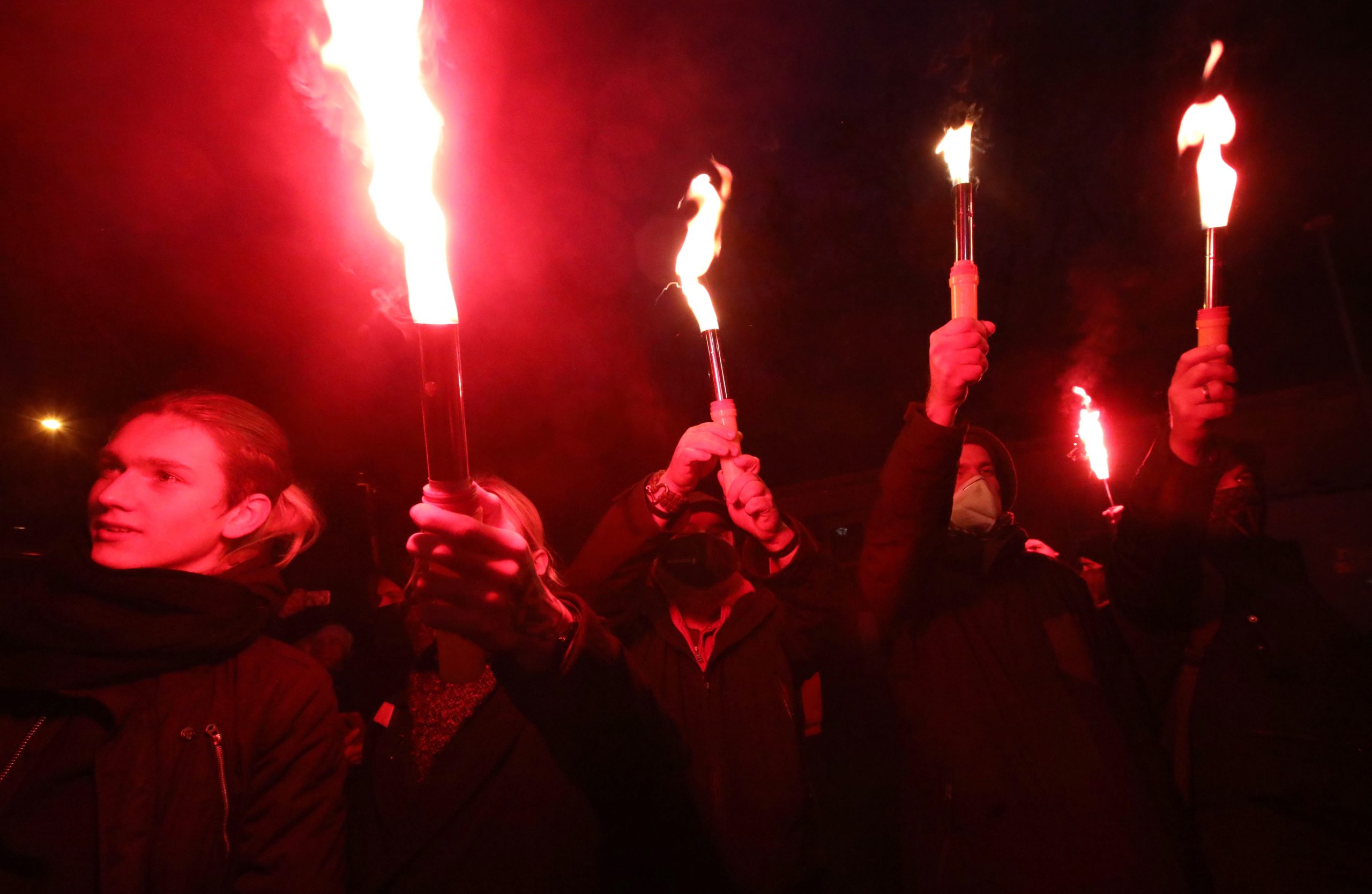 Зеленскому в Феофанию привезли шины и куски асфальта