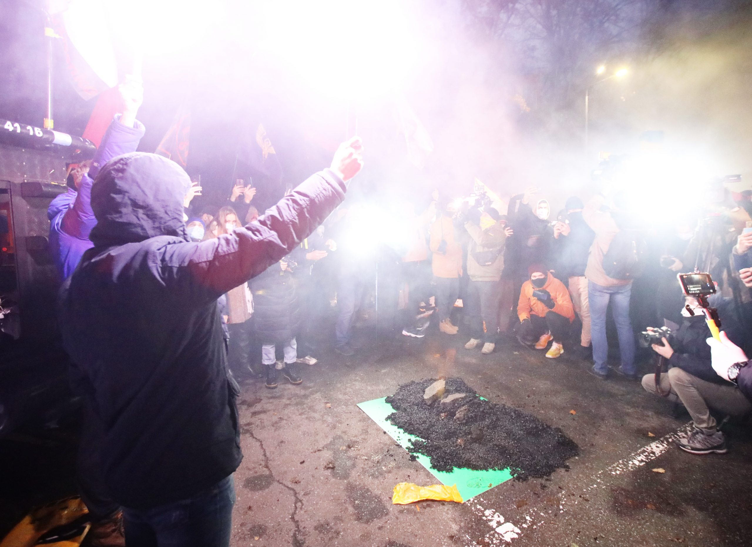 Зеленскому в Феофанию привезли шины и куски асфальта