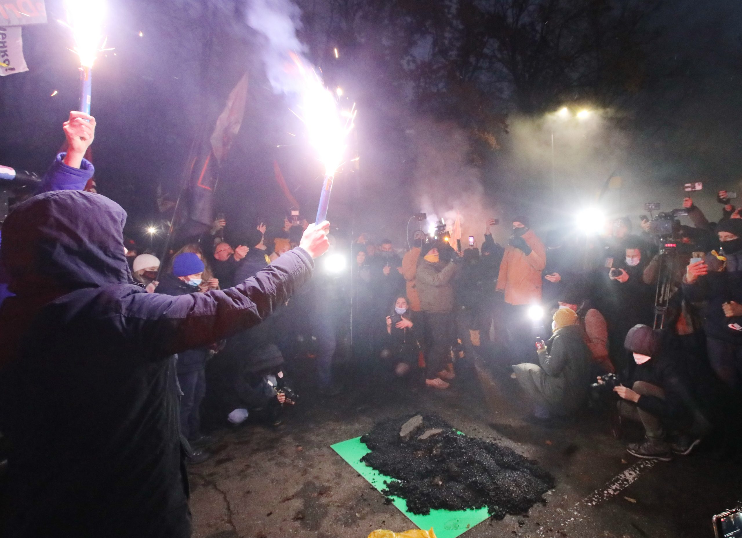 Зеленскому в Феофанию привезли шины и куски асфальта