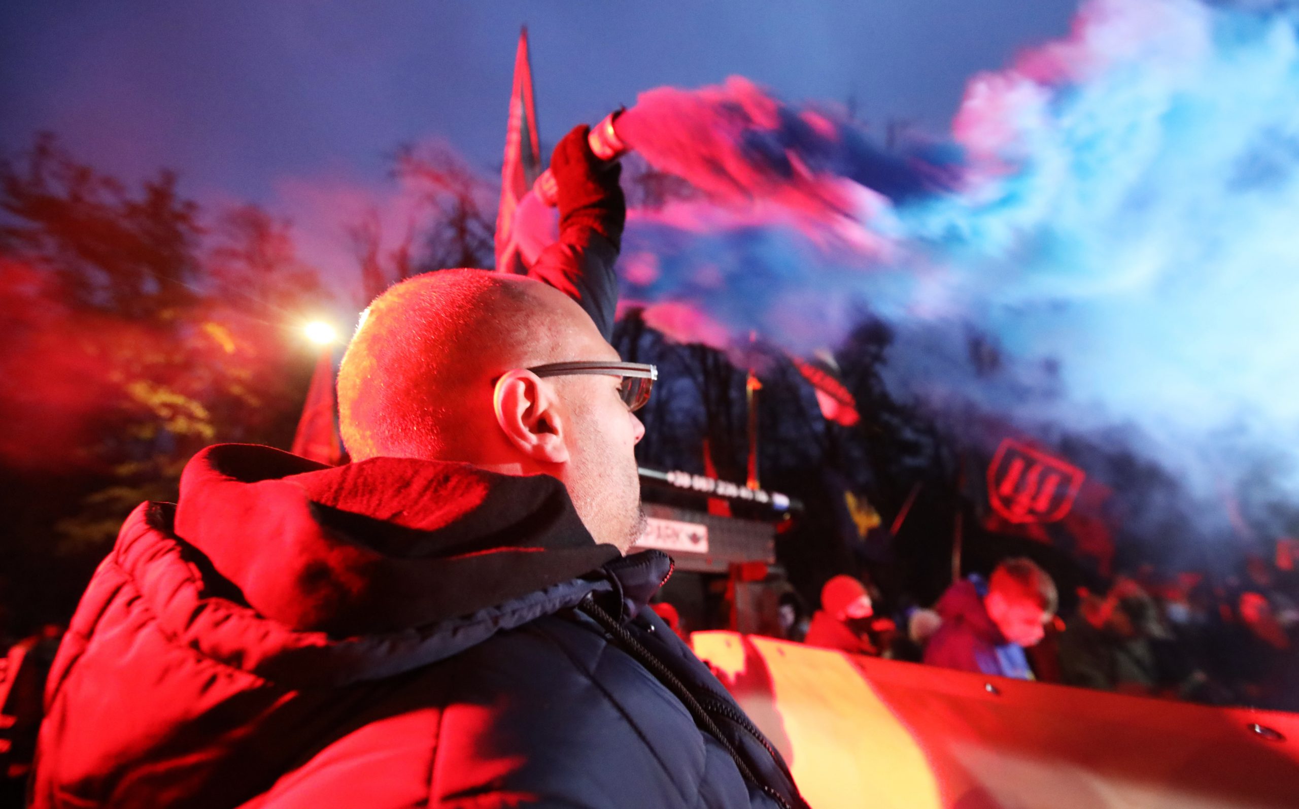 Зеленскому в Феофанию привезли шины и куски асфальта