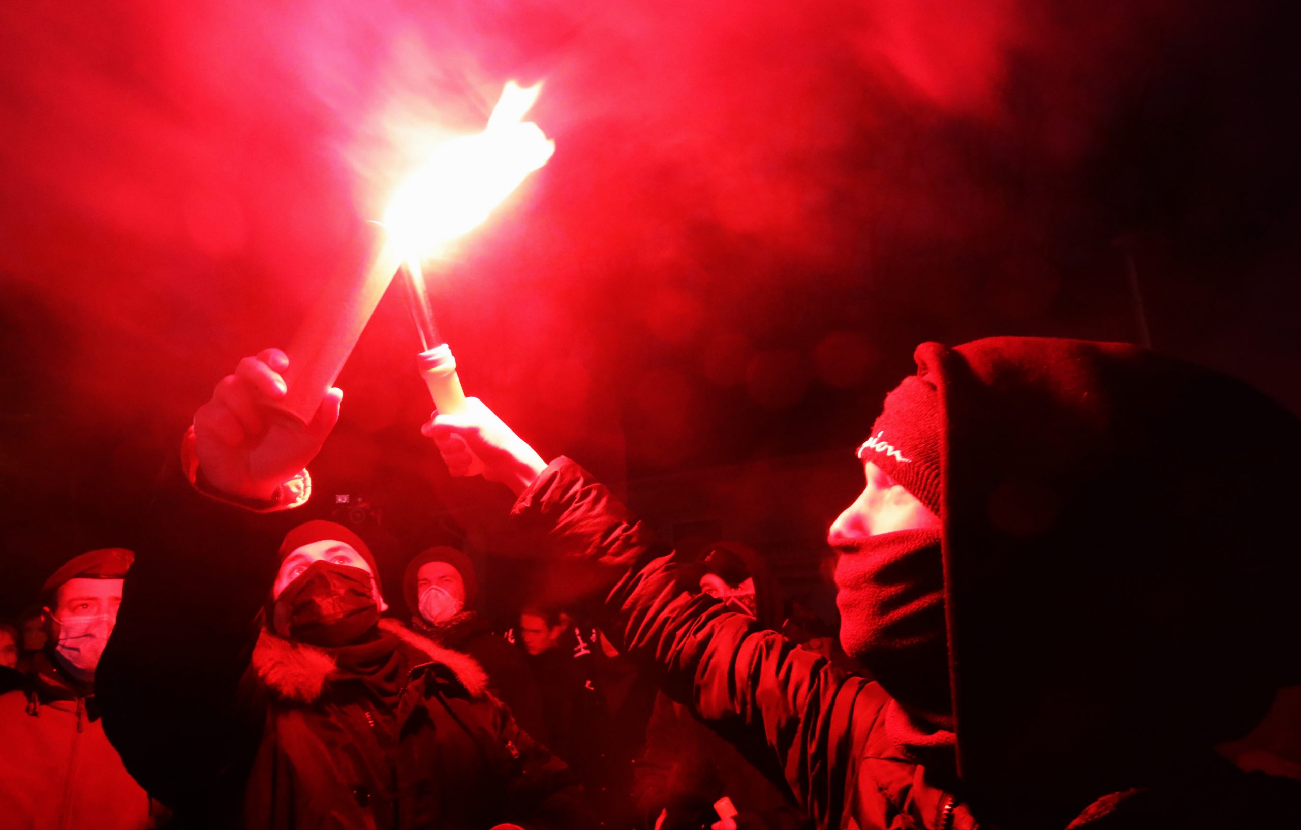 Зеленскому в Феофанию привезли шины и куски асфальта