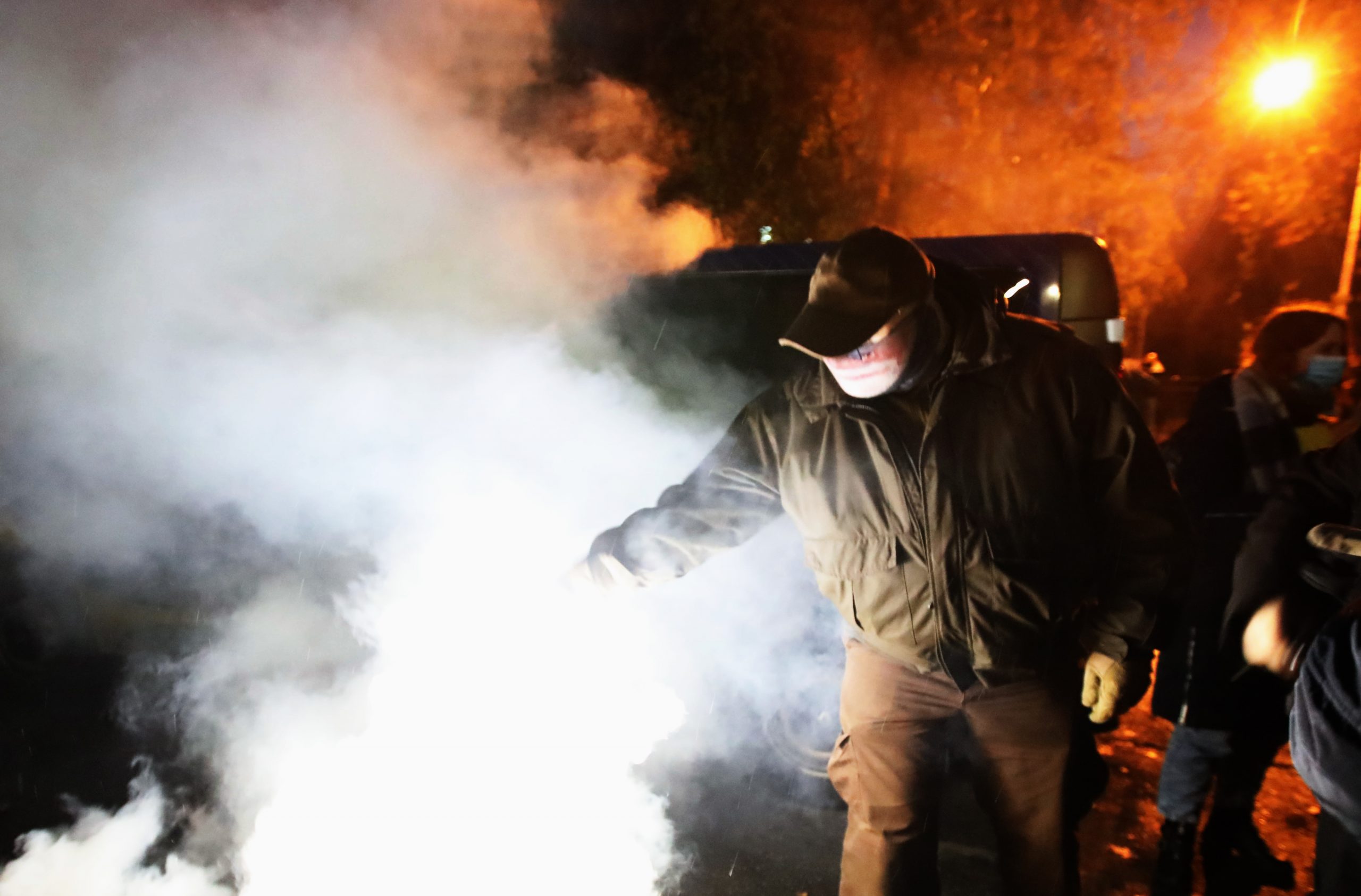 Зеленскому в Феофанию привезли шины и куски асфальта