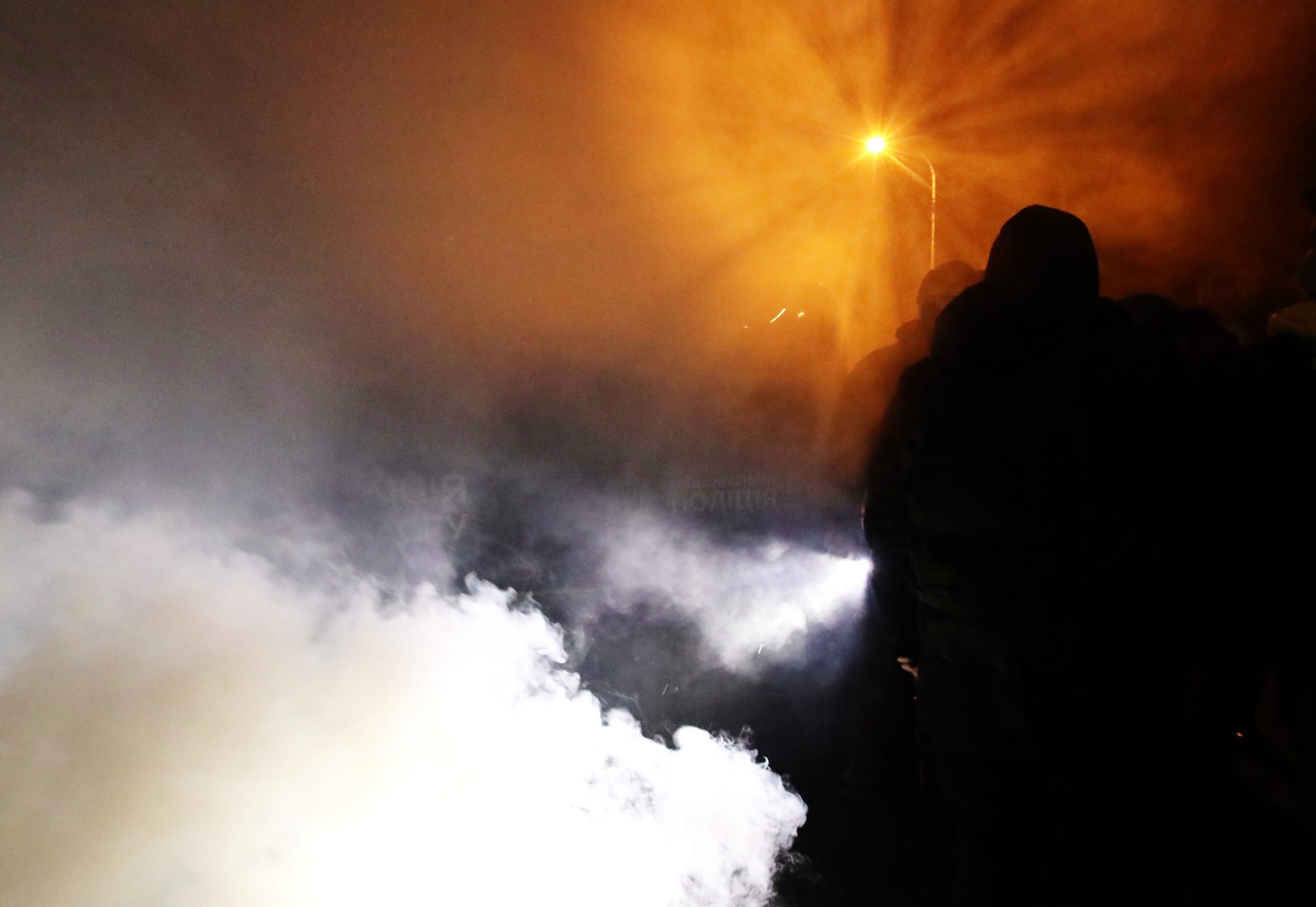 Зеленскому в Феофанию привезли шины и куски асфальта