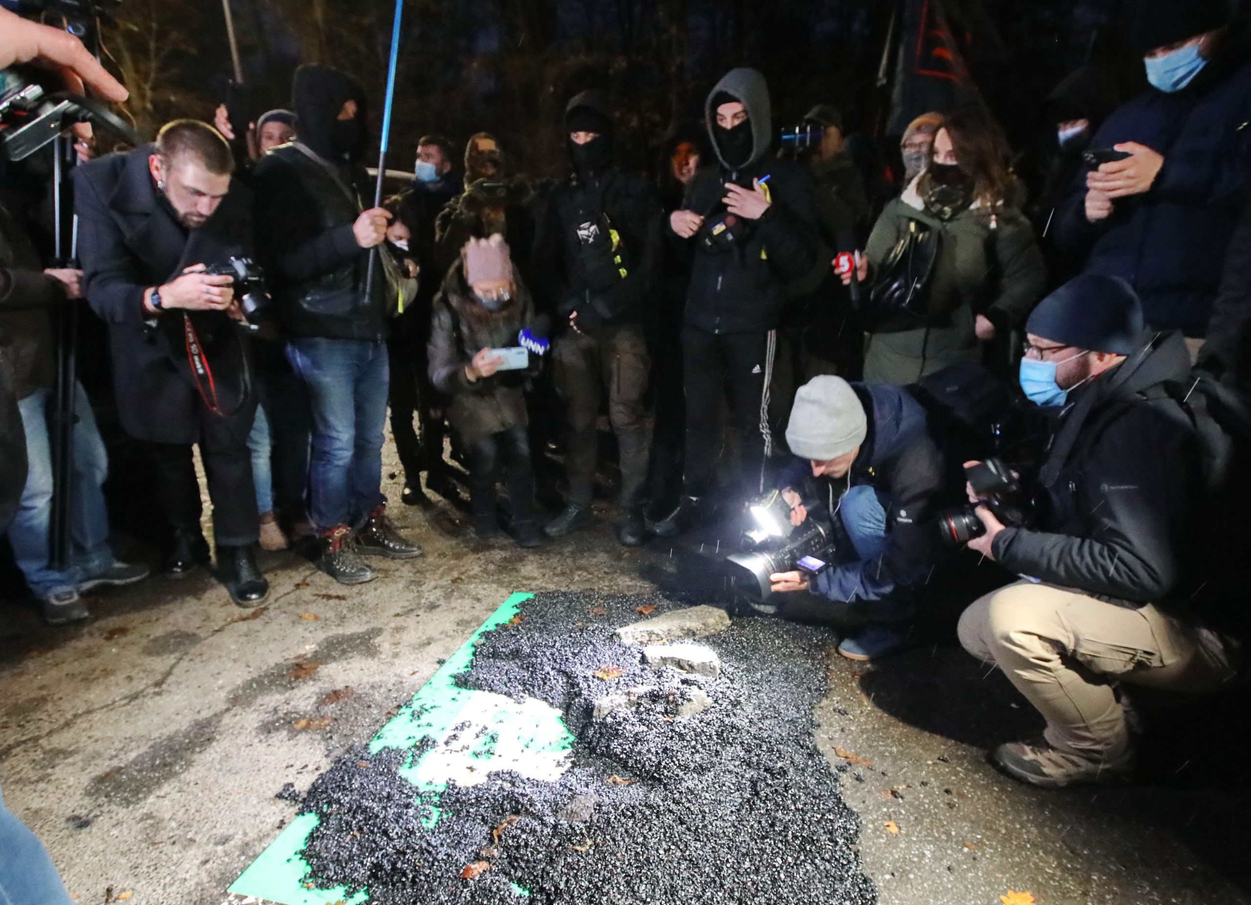 Зеленскому в Феофанию привезли шины и куски асфальта