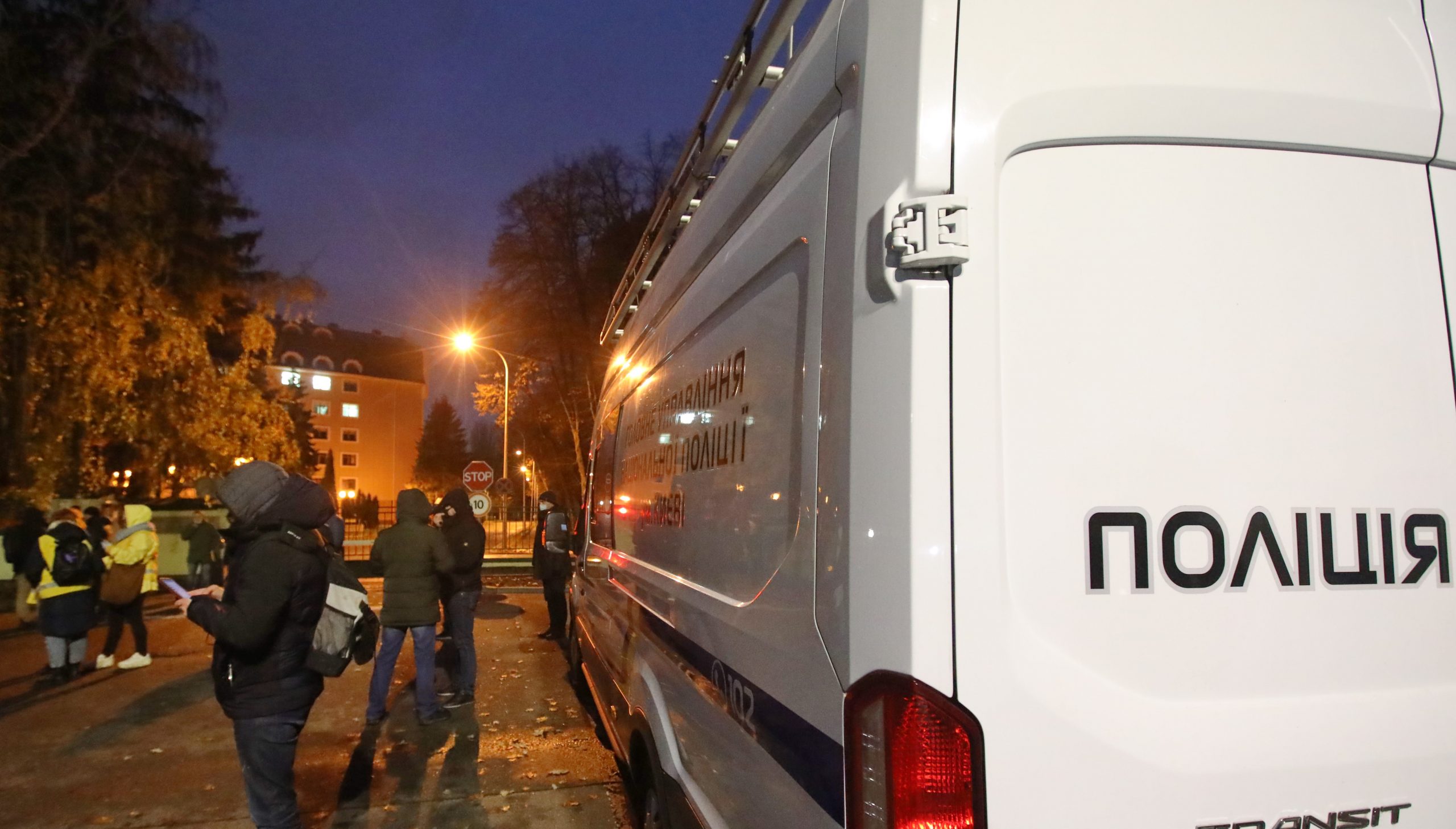 Зеленскому в Феофанию привезли шины и куски асфальта