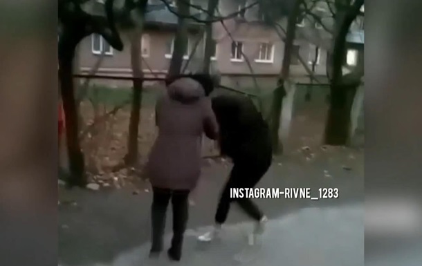 В Ровно две девочки устроили жестокую драку у школы
