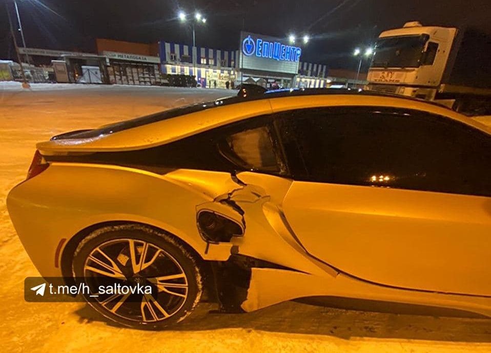 В Харькове элитный спорткар попал в ДТП: BMW врезался в столб на парковке