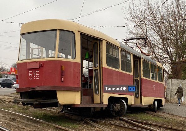 В Харькове трамвай развернуло на путях