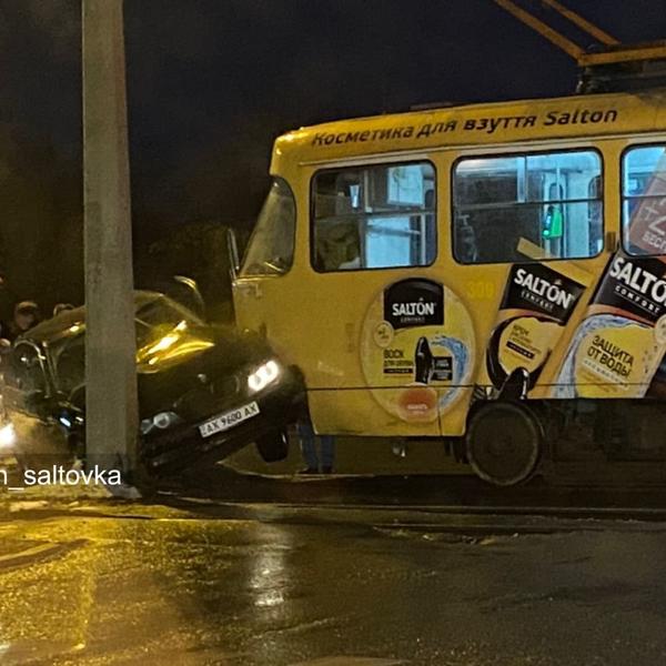 В Харькове трамвай протаранил BMW