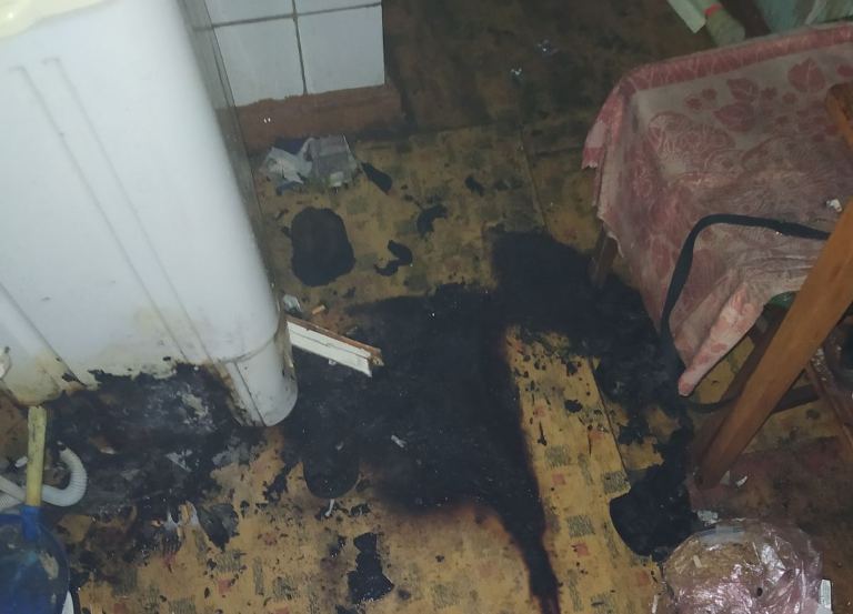 На Харьковщине из горящего двухэтажного дома вытащили мужчину