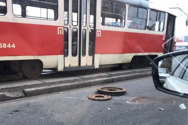 На Троещине в Киеве сошел с рельсов трамвай