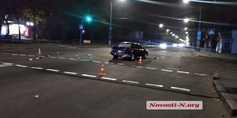 В Николаеве пьяный водитель Renault на полном ходу врезался в Ford