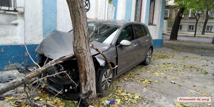 В Николаеве Volkswagen врезался в дом