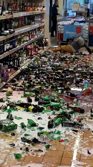 Буйная британка разбила 500 бутылок с алкоголем на глазах у покупателей