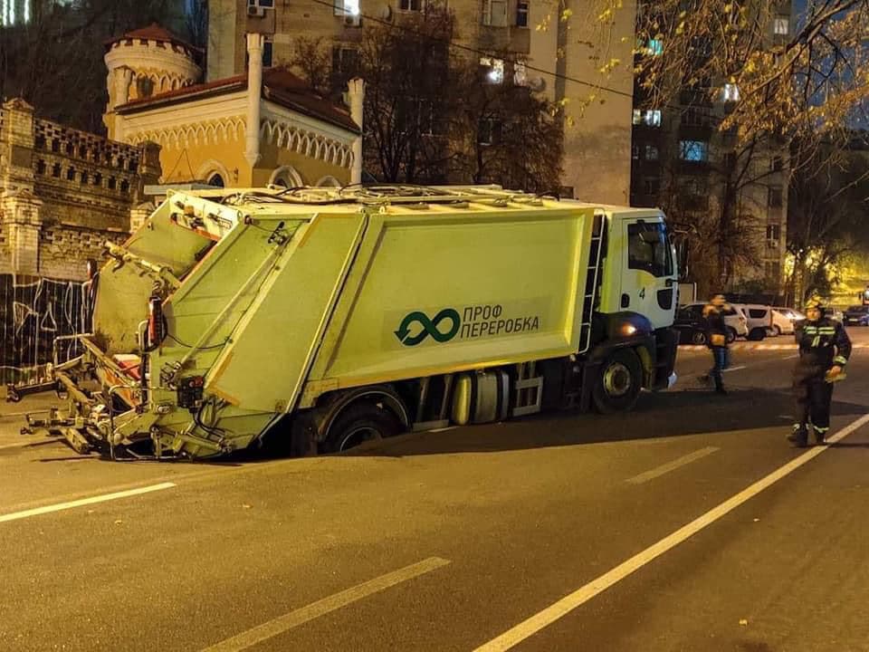 В центре Киева под мусоровозом провалился асфальт
