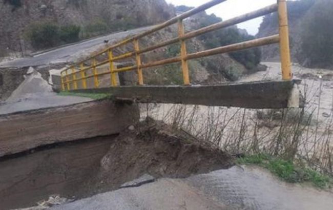 Из-за мощных ливней в Италии рухнул мост