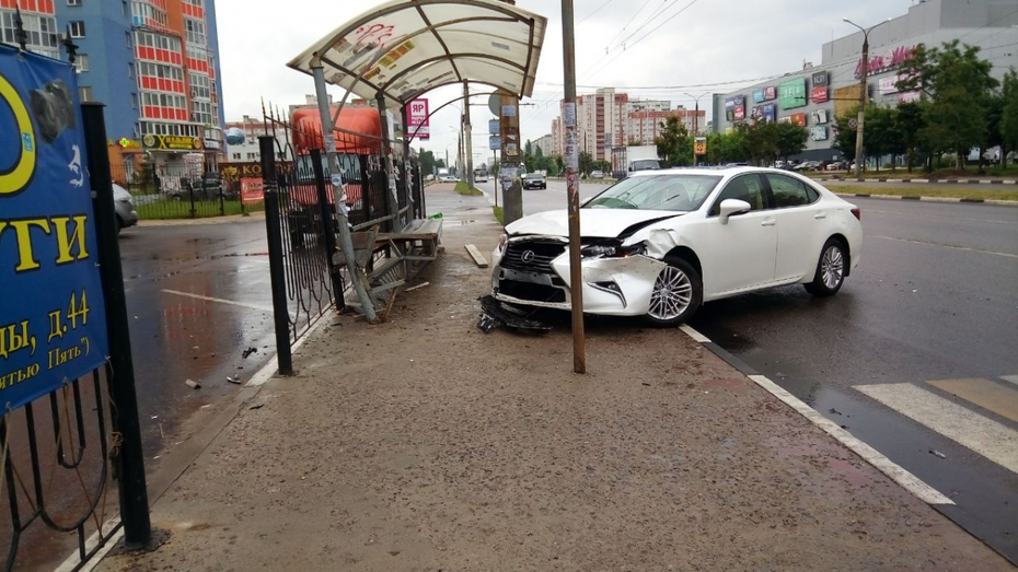 В Киеве автомобиль снова протаранил остановку: есть пострадавшие