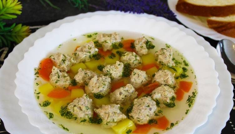 «Быстро и вкусно»: суп с мясными фрикадельками