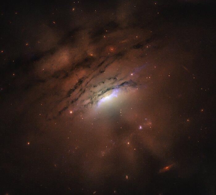 Производит мощный поток света:Телескоп Hubble сфотографировал странную галактику