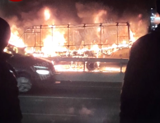 На Академгородке в Киеве дотла сгорела маршрутка