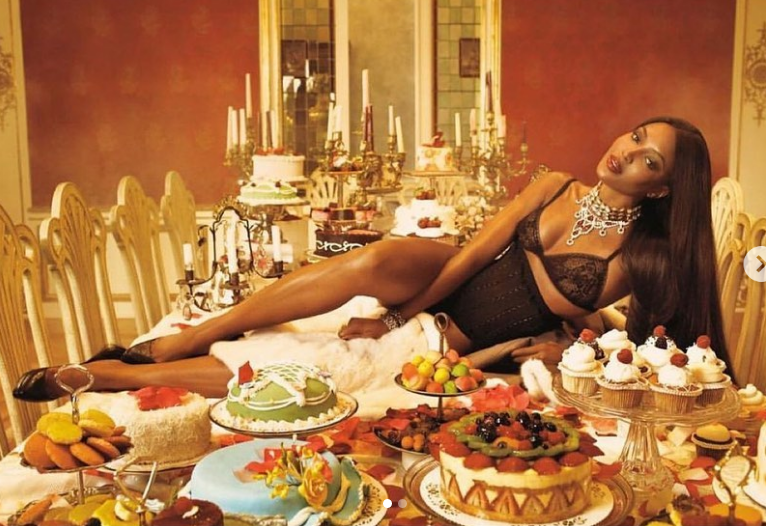 Наоми Кэмпбелл в нижнем белье лежала на столе со сладостями