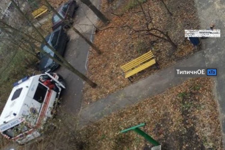 Во время ремонта крыши в Харькове мужчина сорвался с высоты