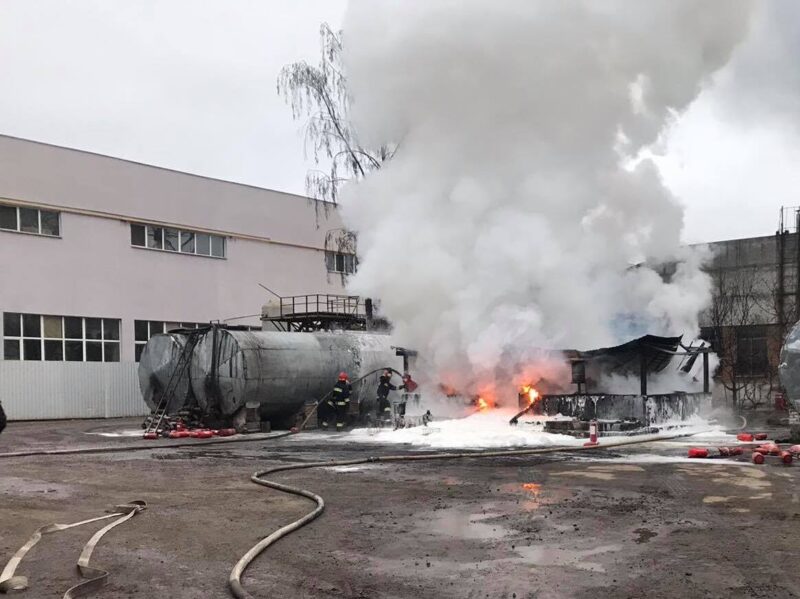 В Виннице сгорел склад, расположенный неподалеку от цистерн с горючим
