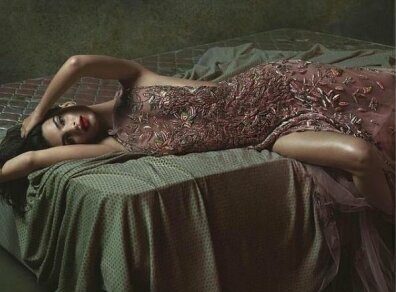 Эмили Ратаковски в роскошном платье отдыхала на кровати: опубликован архивный снимок