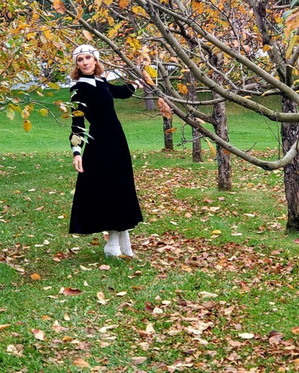 Селин Дион позировала в бархатном платье в осеннем саду