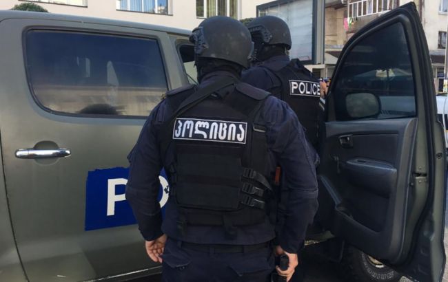 В Тбилиси вооруженный мужчина взял в заложники девять людей