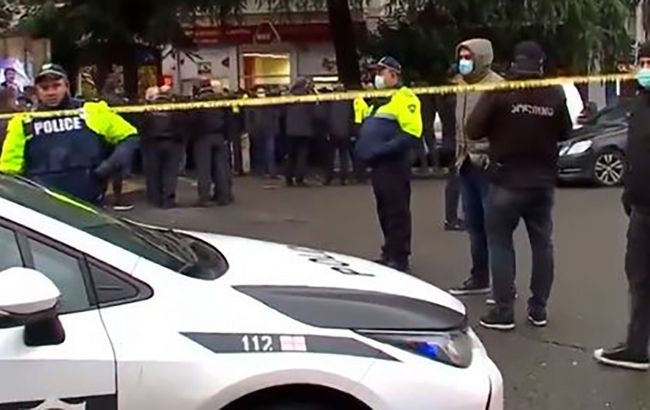 Злоумышленник, захвативший заложников в грузинском банке, отпустил троих людей