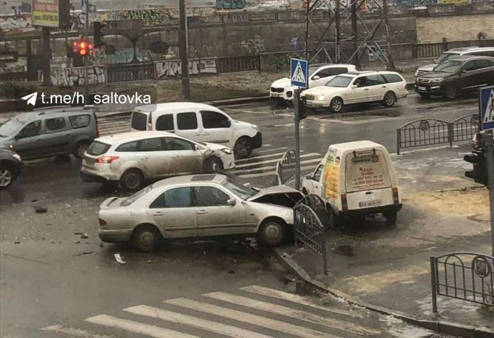В Харькове возле моста авто вылетело на тротуар