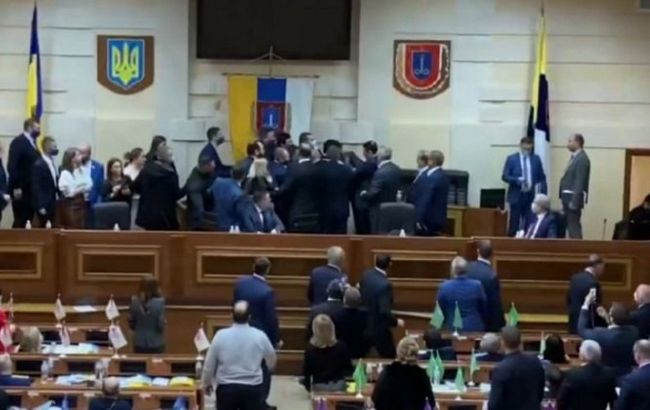 Одесские депутаты снова подрались и разгромили зал
