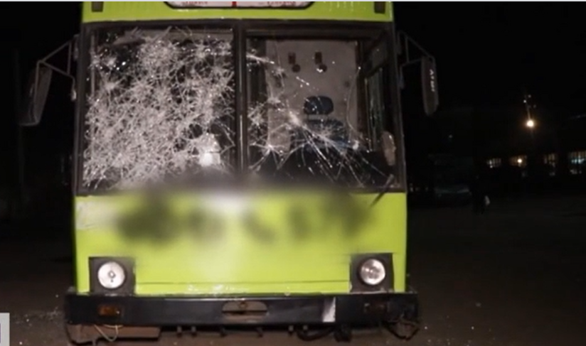 Школьники, вооруженные камнями, атаковали троллейбусы в Днепре