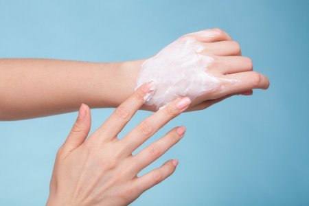 Медики дали советы, которые помогут сохнущей зимой коже