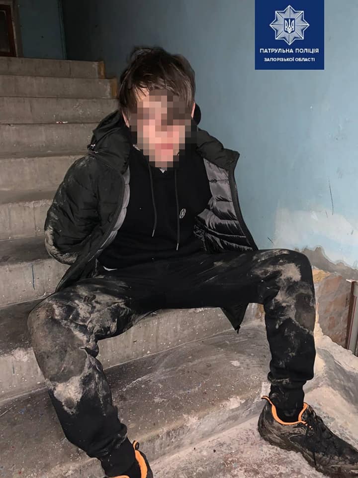 17-летний житель Запорожья ранил ножом патрульного