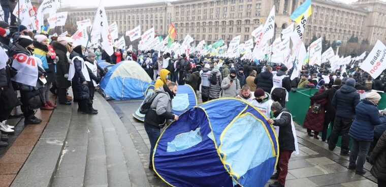 Протест ФОПов на Майдане: из-за демонтажа палаток начались стычки с полицией