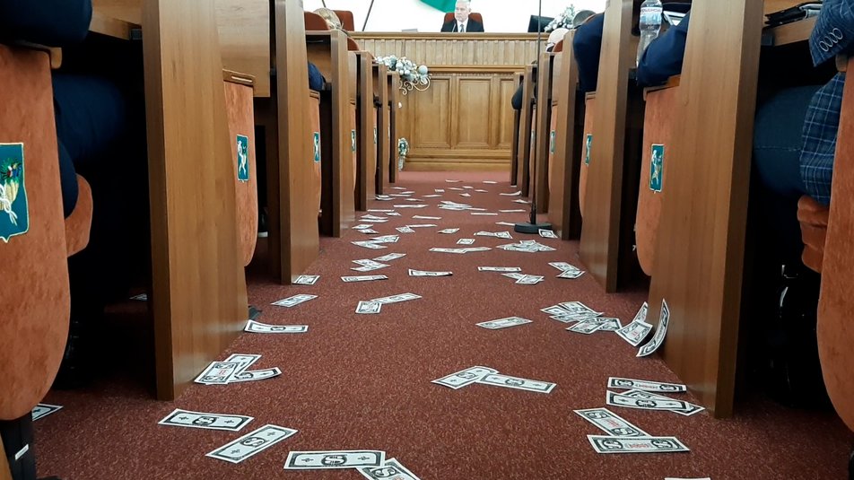 На сессии горсовета Харькова разбросали фальшивые доллары