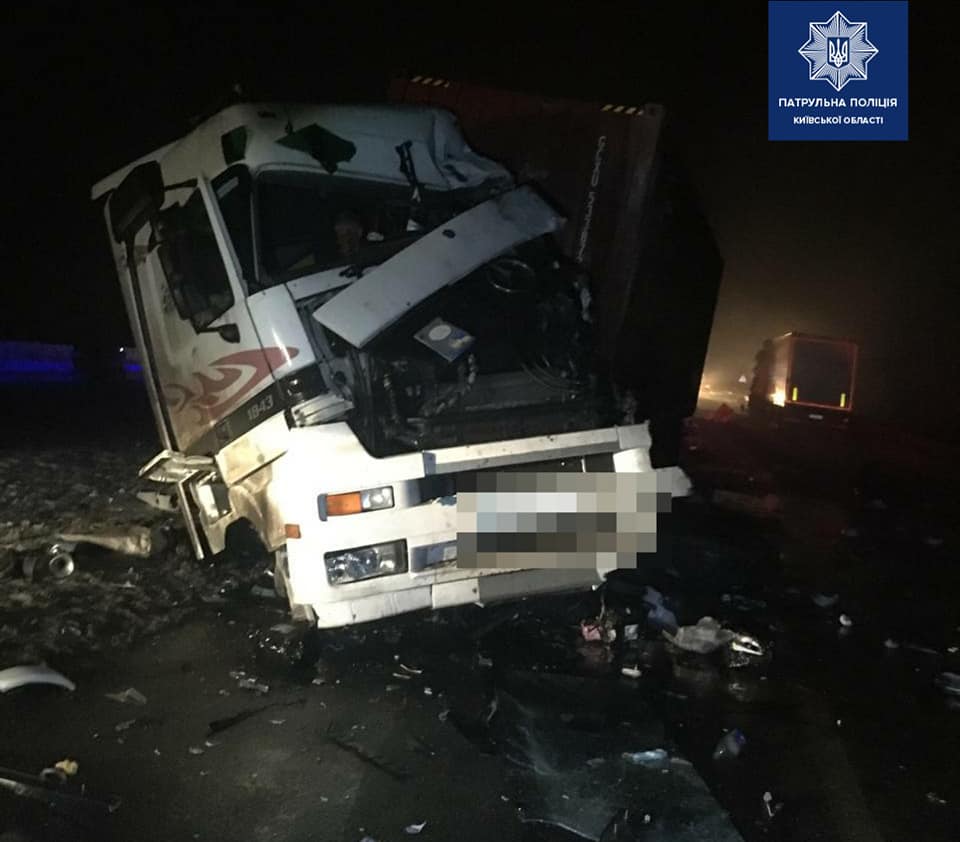 На Киевщине столкнулись DAF и Mercedes, водитель погиб