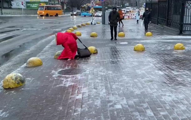 В Киеве остаются скользкими тротуары и дворы по вине местной власти – эксперт