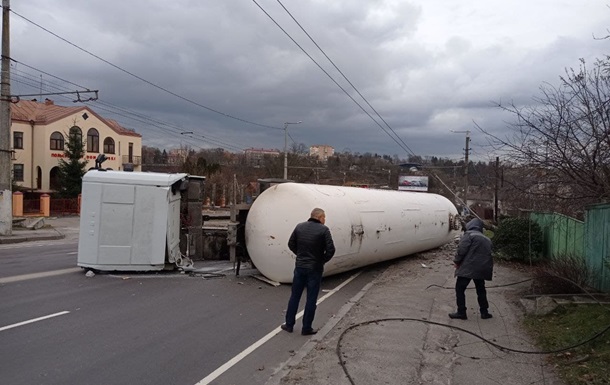 В Житомире перевернулась цистерна с газом