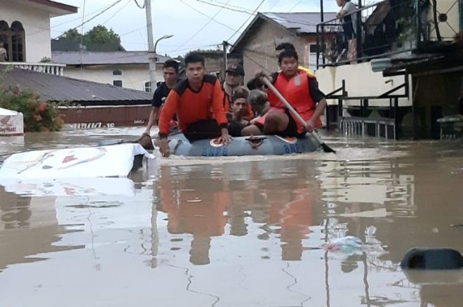 В результате наводнений в Индонезии погибли люди