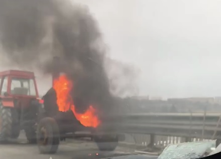 В Харькове прямо на дороге загорелся трактор с прицеп
