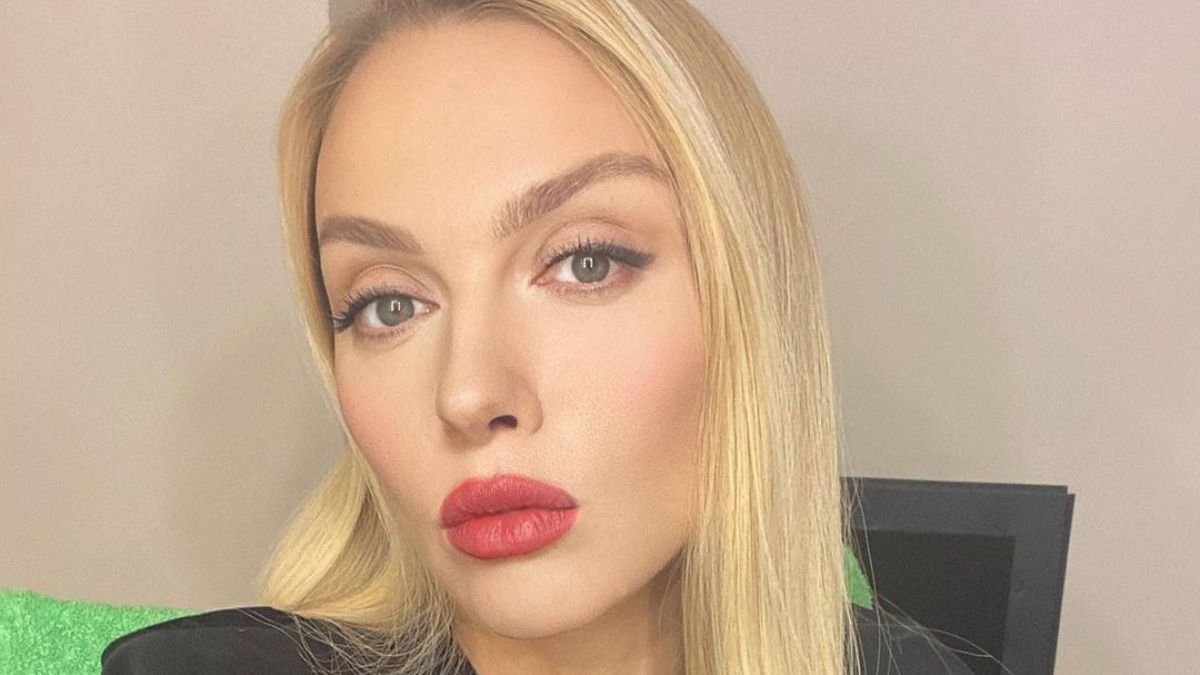 Полякова показала, как поет вживую: «это конопля?»