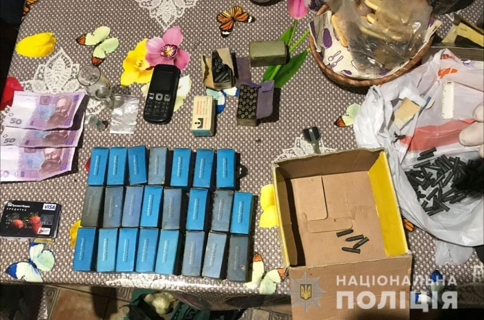 Запорожские полицейские обнаружили у наркоторговца боеприпасы