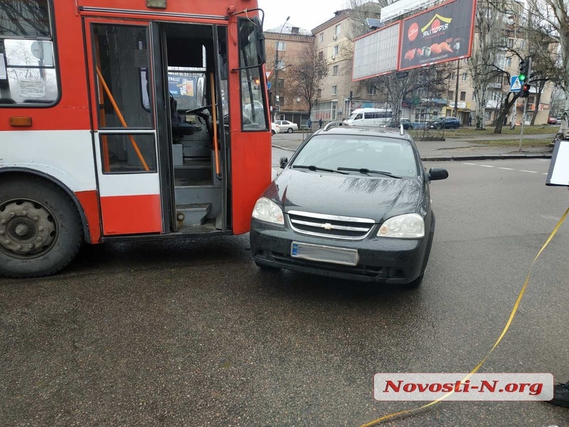 В центре Николаева троллейбус протаранил Chevrolet