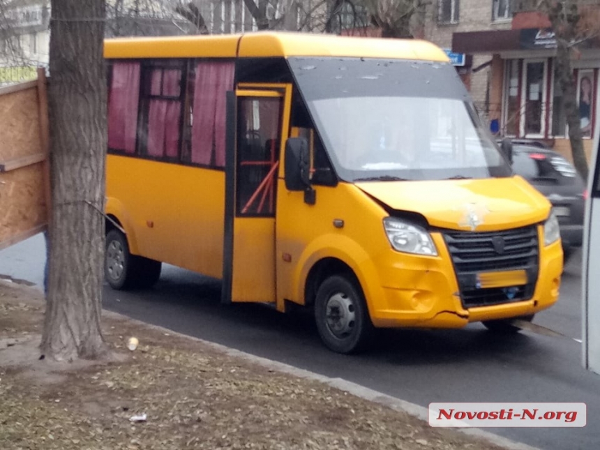 В центре Николаева маршрутка врезалась в легковушку