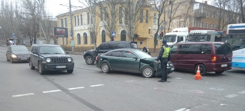 В центре Николаева в ДТП с автобусом и легковушкой пострадала пенсионерка