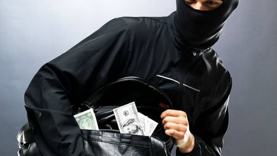 В Одессе у мужчины грабитель отобрали 30 тысяч долларов, но был задержан 